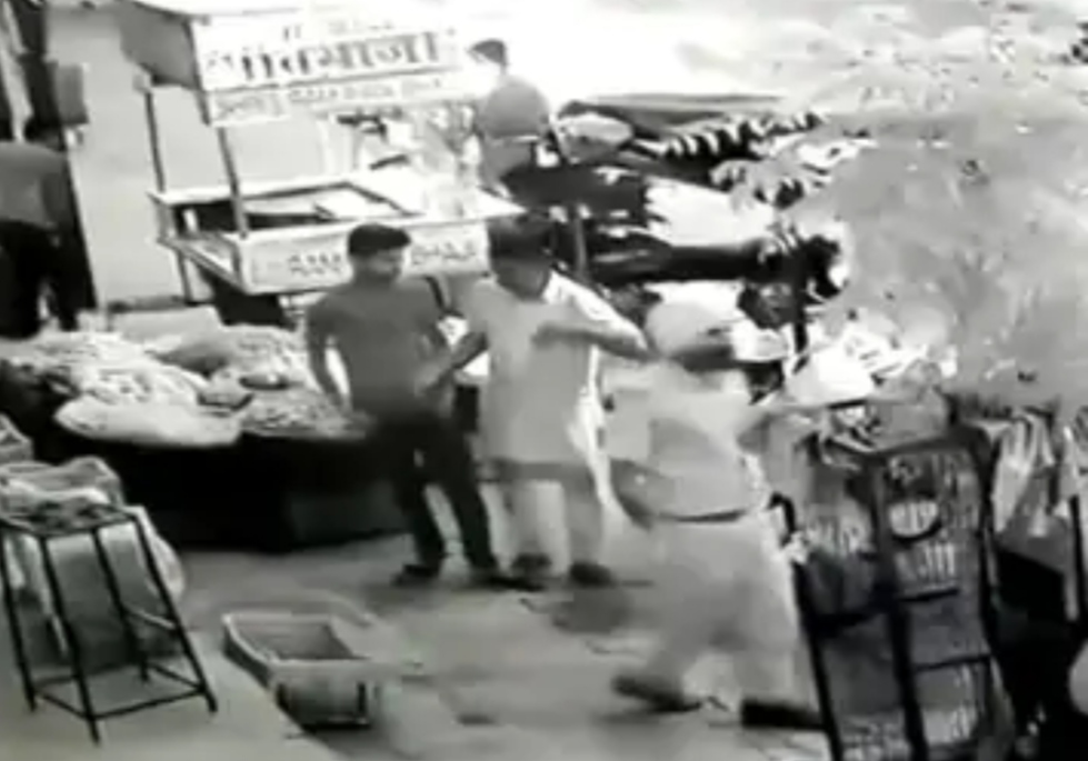 You are currently viewing बठिंडा में पंजाब पुलिस के ASI की दादागीरी, CCTV में कैद हुई मुलाज़िम की करतूत