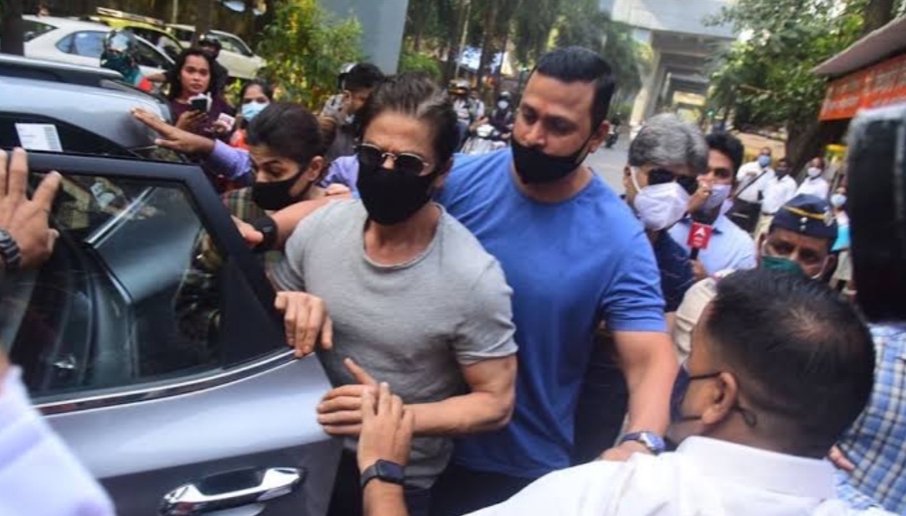 Read more about the article क्रूज ड्रग्स मामले में जेल में बंद बेटे आर्यन खान से मिलने पहुंचे शाहरुख़ खान, मीडिया से नहीं की बात