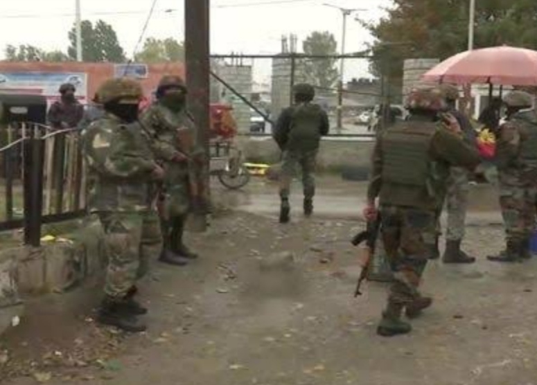 You are currently viewing श्रीनगर में अस्पताल के बाहर आतंकी हमला, सुरक्षाबलाें पर फायरिंग कर भागे हमलावर