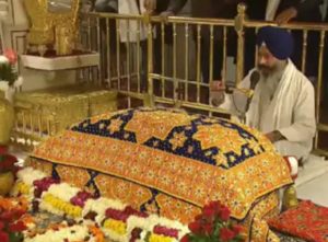 Read more about the article श्री हरिमंदिर साहिब में बेअदबी का प्रयास, ग्रिल फांदकर अंदर घुसे युवक को लोगों ने पीट-पीट कर मार डाला