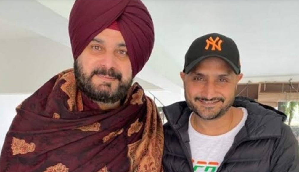 You are currently viewing क्रिकेटर हरभजन सिंह राजनीति की पिच पर शुरू कर सकते हैं नई पारी, नवजोत सिद्धू के ट्वीट से चर्चा हुई तेज़
