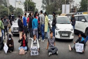 Read more about the article पुलिस कांस्टेबल की भर्ती में घोटाले का आरोप लगाकर युवाओं ने बीएसएफ चौक में जाम लगा किया प्रदर्शन