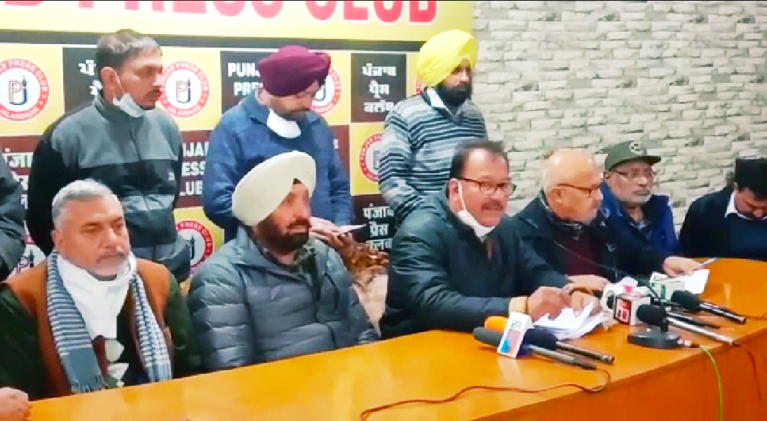 You are currently viewing आम आदमी पार्टी को एक और झटका, अब पंजाब के डॉ. विंग के उपप्रधान व प्रवक्ता ने दिया इस्तीफा