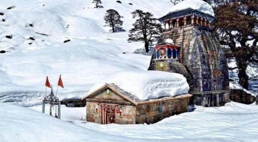 You are currently viewing केदारनाथ में 14 फीट तक जमी बर्फ, बर्फबारी की वजह से बदरीनाथ हाईवे कई जगह बंद