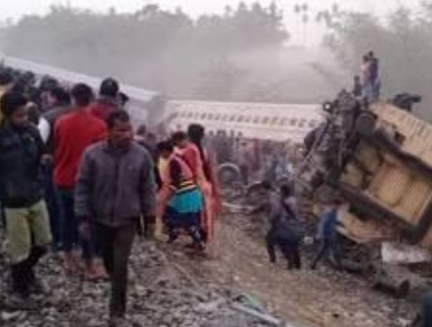 You are currently viewing Train Accident : बंगाल में बीकानेर एक्सप्रेस की कई बोगियां पटरी से उतरीं, तीन यात्रियों की मौत