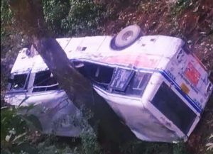 Read more about the article फ़िल्मी स्टाइल में बस अनयंत्रित होकर खाई में गिरकर पेड़ पर जाकर अटकी , जानिए फिर क्या हुआ