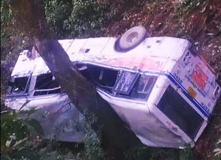 Read more about the article फ़िल्मी स्टाइल में बस अनयंत्रित होकर खाई में गिरकर पेड़ पर जाकर अटकी , जानिए फिर क्या हुआ