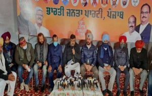 Read more about the article अकाली दल को झटका, पूर्व मंत्री मजीठिया के मीडिया एडवाइजर व  दो पूर्व विधायक BJP में शामिल