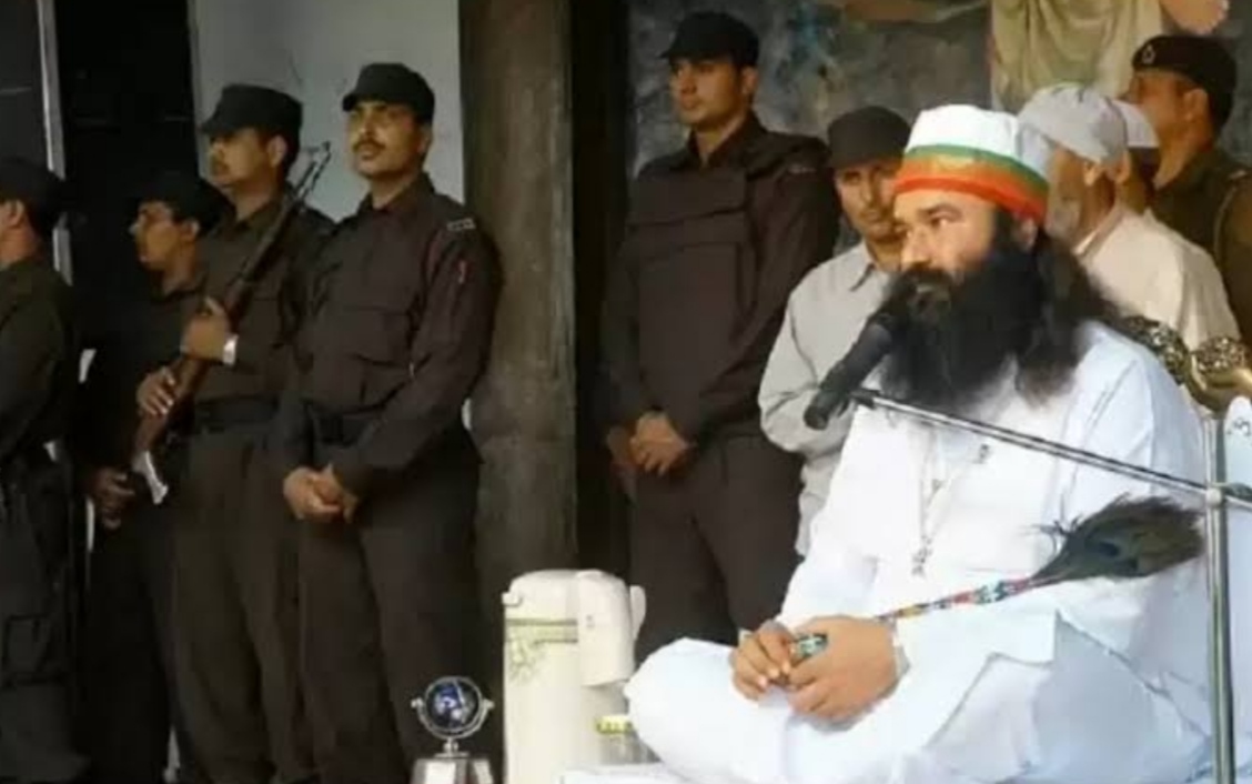 You are currently viewing गुरमीत राम रहीम को दी गई जेड प्लस सुरक्षा , फरलो पर जेल से बाहर है डेरा प्रमुख