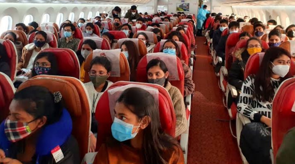 Read more about the article यूक्रेन में फंसे 219 भारतीय स्टूडेंट्स को लेकर रोमानिया से एअर इंडिया की पहली फ्लाइट मुंबई के लिए रवाना