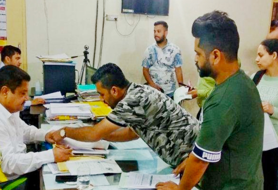 You are currently viewing रेवेन्यू अधिकारियों की हड़ताल खत्म होते ही प्रापर्टी की रजिस्ट्री का काम शुरू, जालंधर तहसील कांप्लेक्स में लगी लोगों की भीड़