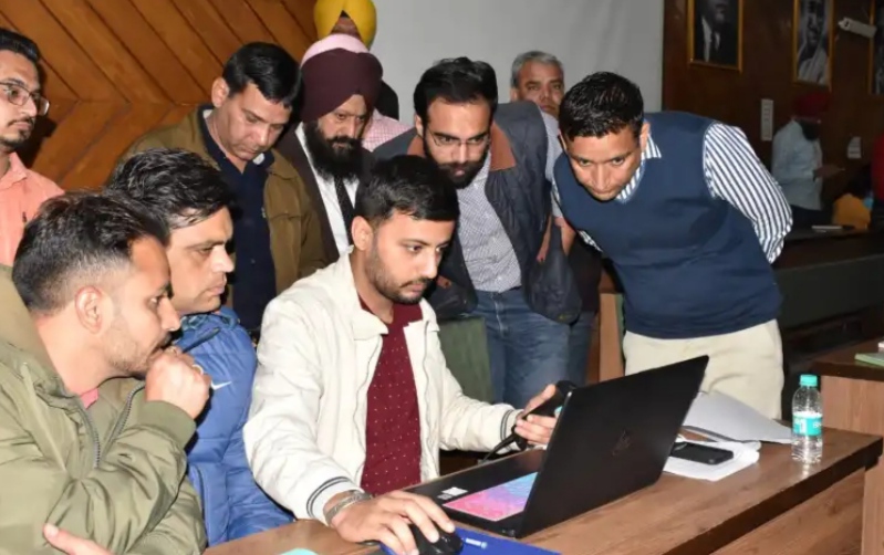 You are currently viewing वोटों की गिनती की प्रक्रिया को निर्विघ्न और पारदर्शी ढंग से पूर्ण करने में कोई कमी नहीं छोड़ी जायेगी: डिप्टी कमिश्नर