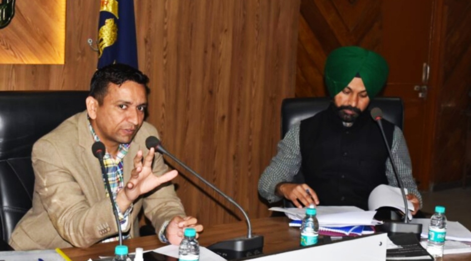 You are currently viewing 10 मार्च को वोटों की गिनती को उचित ढंग से पूरा करने के लिए काऊंटिंग स्टाफ को दिया प्रशिक्षण