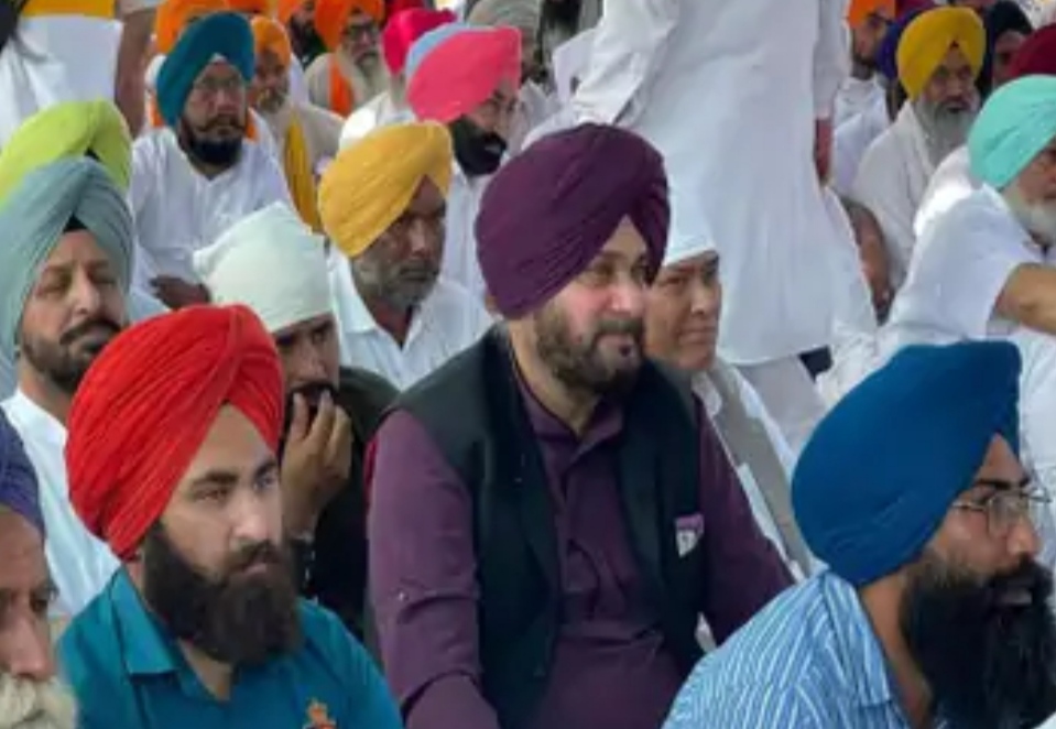 You are currently viewing बहबल कलां गोलीकांड: इंसाफ की मांग कर रहे पीड़ितों ने नेशनल हाइवे किया जाम, नवजोत सिद्धू भी पहुंचे धरने में