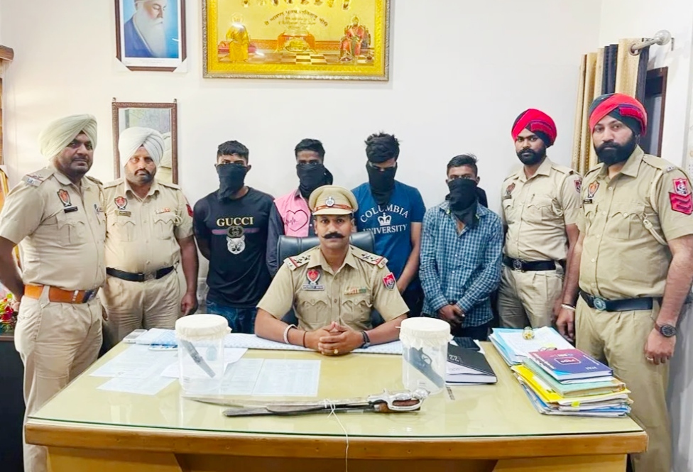 You are currently viewing ਲੁੱਟਾਂ-ਖੋਹਾਂ ਦੀਆਂ ਵਾਰਦਾਤਾਂ ਕਰਨ ਵਾਲੇ 4 ਮੈਂਬਰ ਪੁਲਸ ਨੇ ਕੀਤੇ ਕਾਬੂ