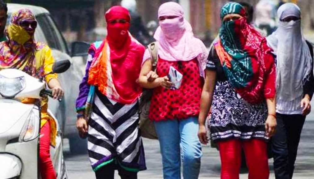 Read more about the article भीषण गर्मी से लोग बेहाल , देश के कई हिस्‍सों में पारा 45 डिग्री के पार, आरेंज अलर्ट हुआ जारी