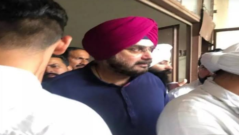 You are currently viewing नवजोत सिद्धू ने कोर्ट में किया सरेंडर, रोड रेज केस में पटियाला जेल में किए गए बंद