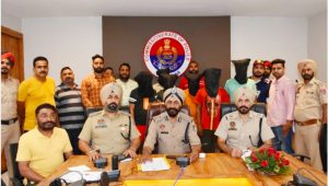 Read more about the article कमिशनरेट पुलिस ने 72 घंटों में कार छीनने की वारदात को सुलझाया, तेजधार हथियारों सहित 6 गिरफ़्तार