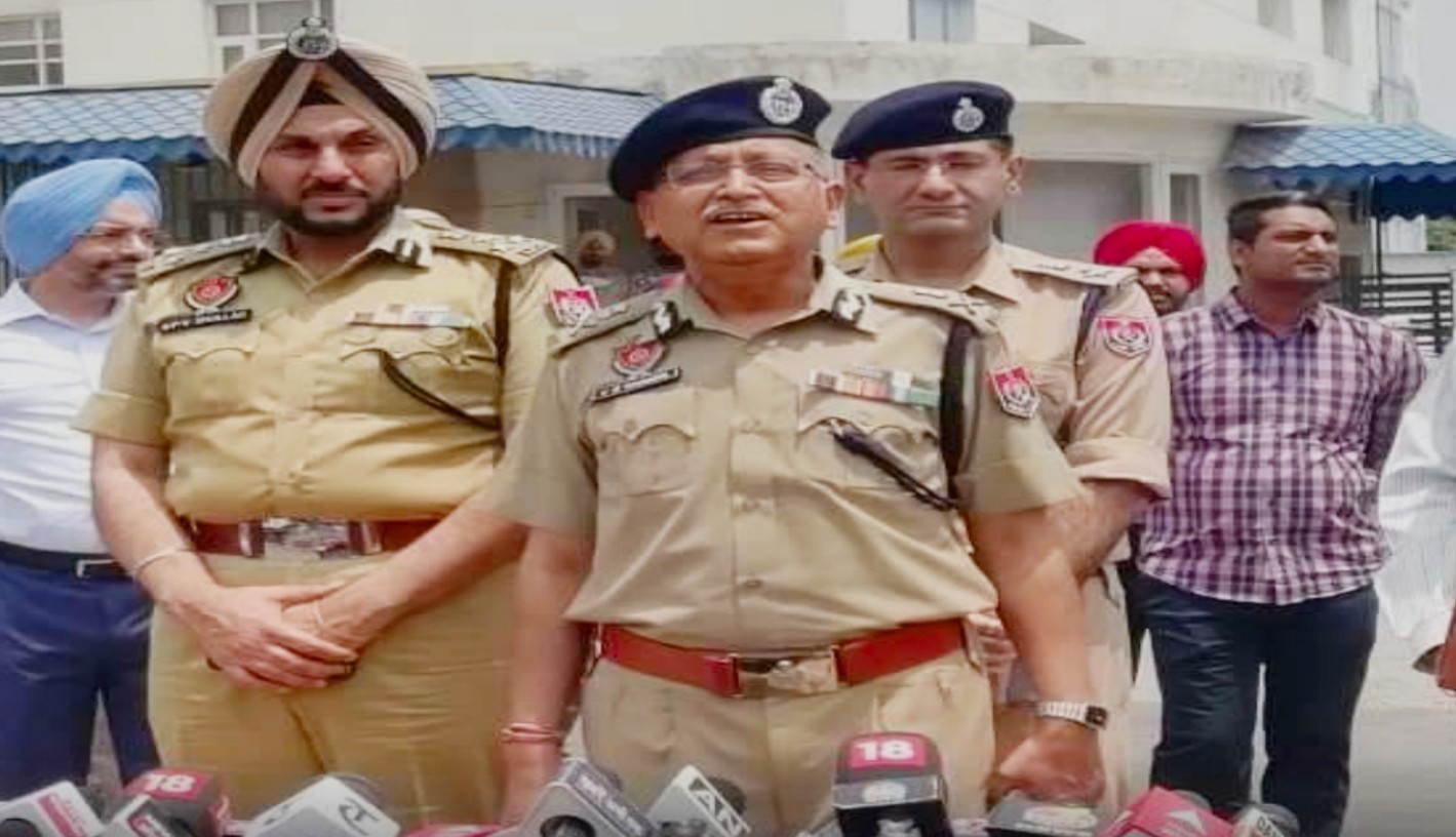 You are currently viewing पंजाब के डीजीपी भावरा ने मोहाली हमले के बारे में कहा- यह आतंकी हमला नहीं, जांच जारी, दोषी जल्द होंगे गिरफ्त में