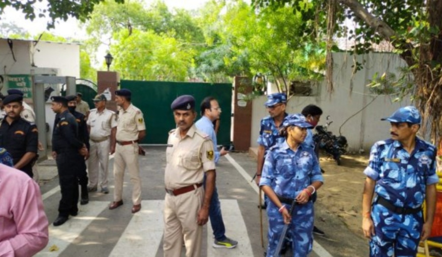 Read more about the article BIG NEWS : लालू यादव, उनकी पत्‍नी राबड़ी देवी , बेटी मीसा भारती और इनके परिवार से जुड़े 17 ठिकानों पर सीबीआइ की छापेमारी