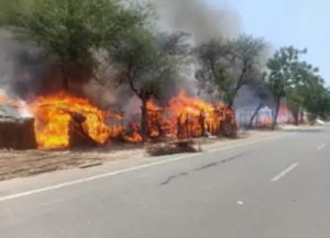 Read more about the article जालंधर में लगी भयंकर आग में 50 झुग्गियां जलकर हुई राख, मची चीख पुकार