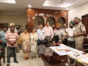 Read more about the article DMA को बदनाम करने व मनगढ़ंत खबरें लगाने वाले के खिलाफ पुलिस कमिश्नर को शिकायत, पर्चा दर्ज करने की मांग