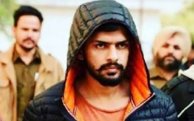 You are currently viewing गैंगस्टर लॉरेंस बिश्नोई को कड़ी सुरक्षा में मानसा की अदालत में पेश किया गया , पांच दिन की पुलिस रिमांड में भेजा गया