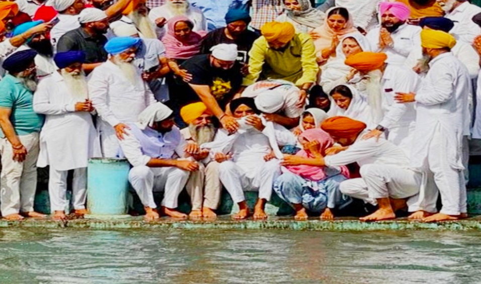 You are currently viewing पिता ने नम आंखों से विसर्जित की सिद्धू मूसेवाला की अस्थियां