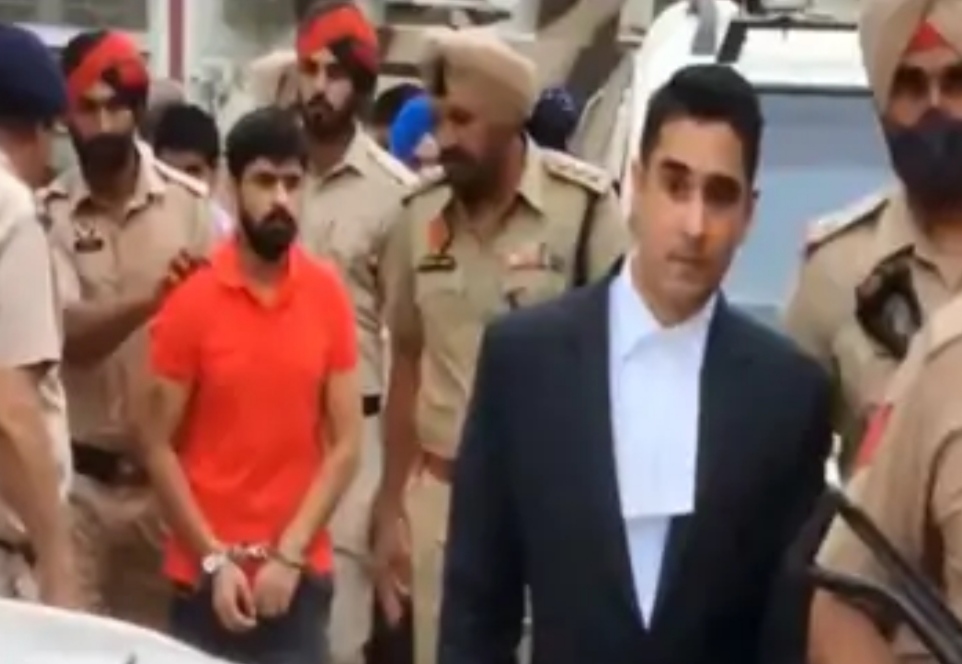 You are currently viewing गैंगस्टर लॉरेंस बिश्नोई को लेकर पंजाब पुलिस दिल्ली से हुई रवाना, कल मानसा कोर्ट में करेगी पेश