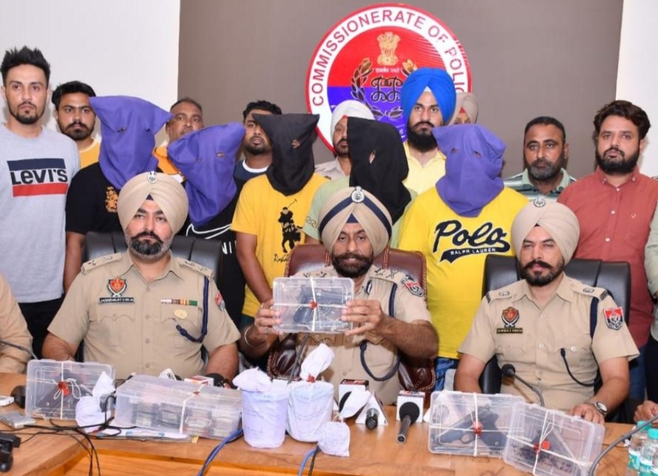 Read more about the article जालंधर के सोढल में गोलियां चलाने वाले फतेह गैंग के पांच सदस्य 4 पिस्टल सहित गिरफ्तार,  6 लाख 50 हजार ड्रग मनी बरामद