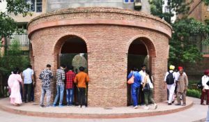 Read more about the article जलियांवाला बाग के शहीदी कुएं में सिक्के फेंकने पर सरकार ने लगाई रोक