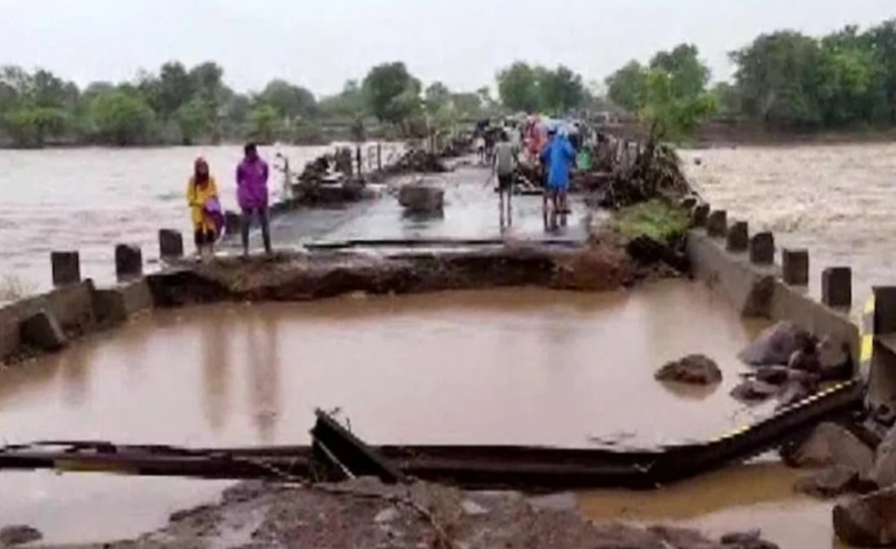 You are currently viewing बड़ी खबर : गुजरात में भारी बारिश के चलते 6 जिलों में आई बाढ़, स्कूल-कॉलेज बंद