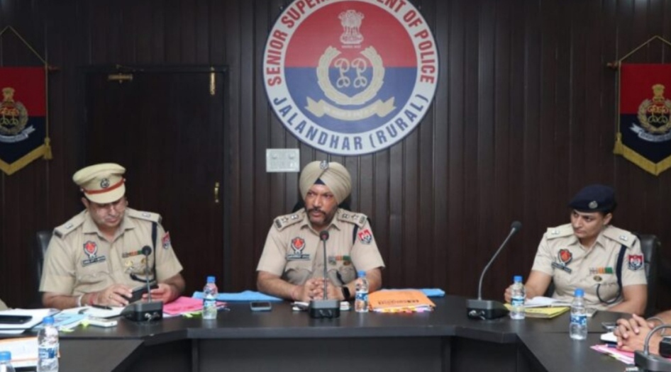 You are currently viewing SSP ਸਵਰਨਦੀਪ ਸਿੰਘ ਨੇ ਜਲੰਧਰ ਦਿਹਾਤੀ ਪੁਲਿਸ ਅਧਿਕਾਰੀਆਂ ਨਾਲ ਕੀਤੀ ਮੀਟਿੰਗ