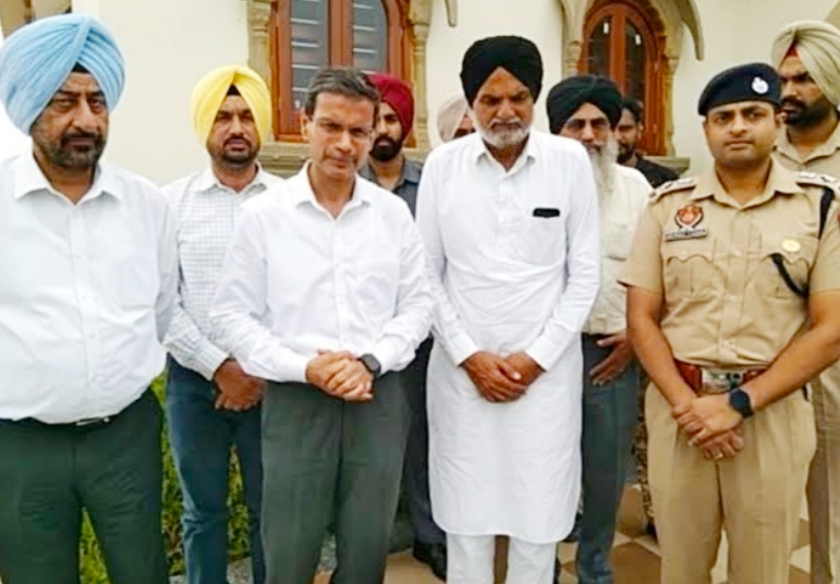 You are currently viewing पंजाब के DGP गौरव यादव पहुंचे मूसा गांव, सिद्धू मूसे वाला के परिवार से की मुलाक़ात