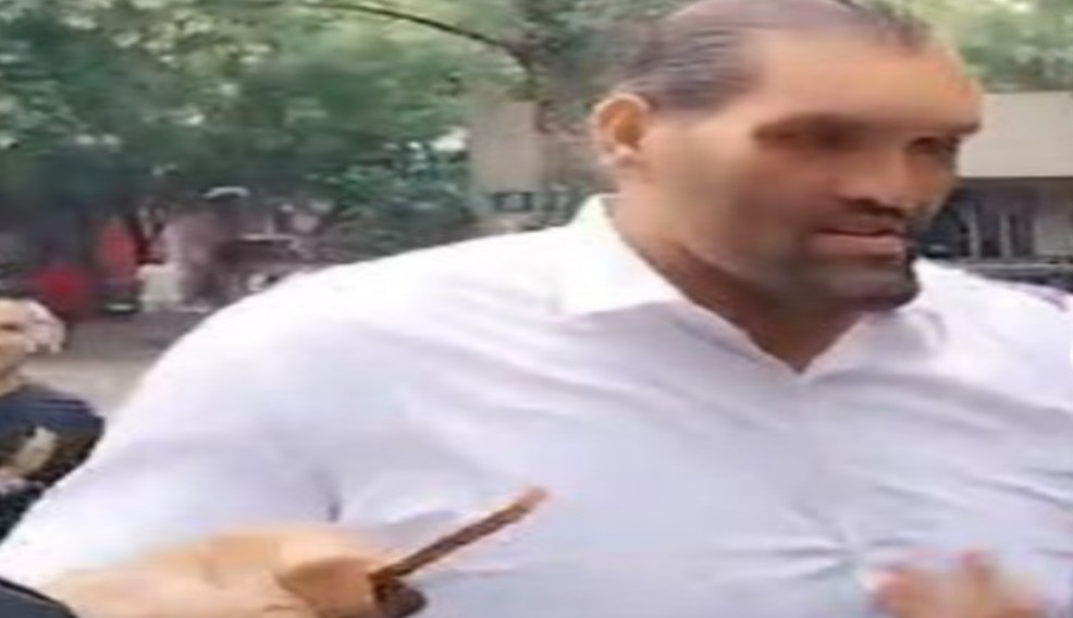 You are currently viewing द ग्रेट खली पहुंचे लुधियाना CP दफ्तर , टोलकर्मी के खिलाफ दी शिकायत