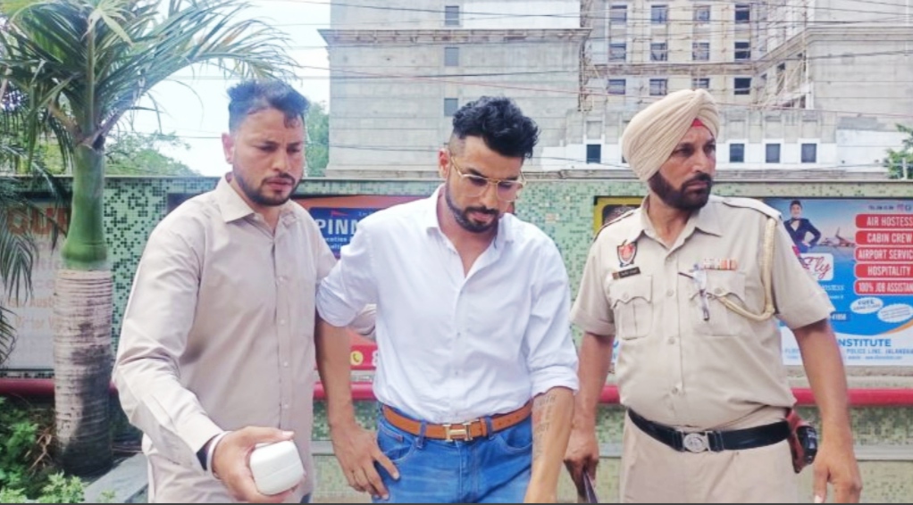 You are currently viewing जालंधर में फ्राड ट्रैवल एजैटों के दफ्तर में जमकर हंगामा, EC Global के ट्रैवल एजेंट को पुलिस ने लिया हिरासत में