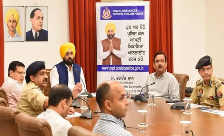You are currently viewing पंजाब में लोग अब घर बैठे ही पुलिस के पास दर्ज करा सकेंगे शिकायत , घर बैठे ही मिलेगी रिपोर्ट