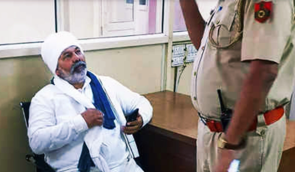 You are currently viewing किसान नेता राकेश टिकैत को दिल्ली पुलिस ने हिरासत में लिया