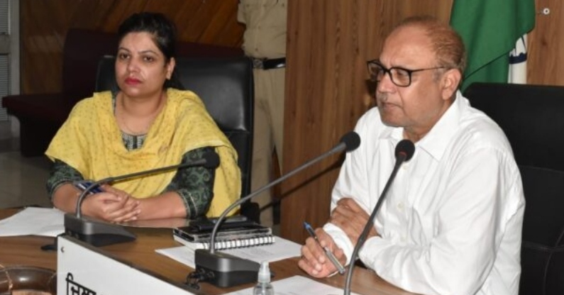 You are currently viewing अतिरिक्त डिप्टी कमिश्नर ने गौशालाओं में पहल के आधार पर टीकाकरण करवाने का आश्वासन दिया