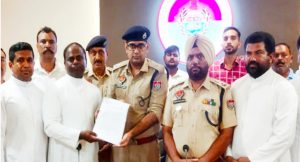 Read more about the article चर्च में तोड़फोड़ का मामला: जालंधर में भी घटना को लेकर रोष, कमिश्नर दफ्तर मांग पत्र सौंपने पहुंचे पादरी