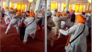 Read more about the article पंजाब में गुरुद्वारे की प्रधानगी को लेकर भिड़े दो पक्ष , लड़ाई में पगड़ी उछाली, कृपाण से किया हमला