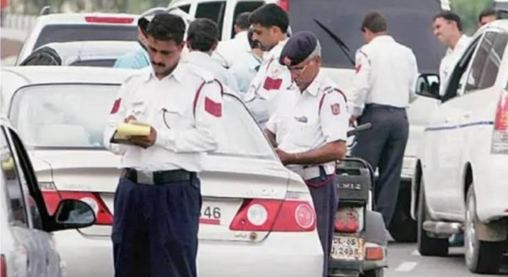 You are currently viewing दिल्ली में 19 लाख वाहन चालकों को वाहन के पीयूसीसी सर्टिफिकेट ना बनवाने के लिए नोटिस जारी