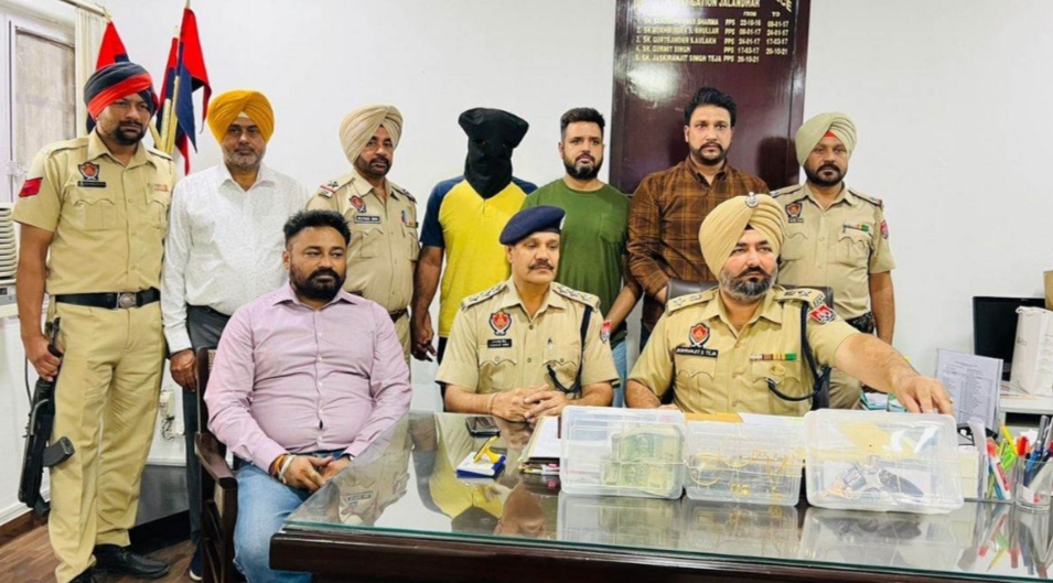 You are currently viewing ਜਲੰਧਰ UCO Bank ਡਕੈਤੀ ਦਾ ਚੌਥਾ ਮੁਲਜ਼ਮ ਹਥਿਆਰ ਸਮੇਤ ਕਾਬੂ, ਲੁੱਟੀ ਰਕਮ ਤੇ ਸੋਨਾ ਬਰਾਮਦ