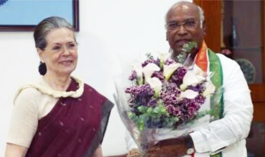 You are currently viewing 24 साल बाद बदला कांग्रेस का इतिहास , मल्लिकार्जुन खड़गे बने कांग्रेस के नए अध्यक्ष