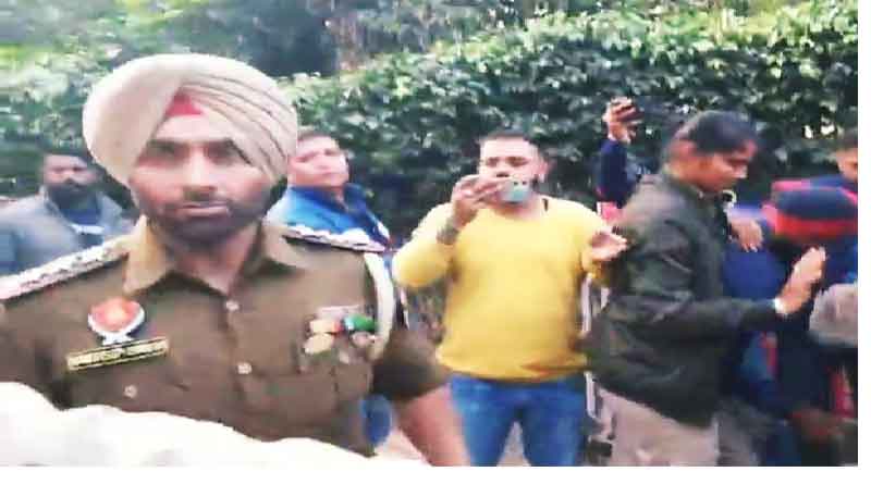 You are currently viewing जालंधर में कांग्रेसी पार्षद पति को थाना 8 की पुलिस ने किया गिरफ्तार, थाने के बाहर हंगामा