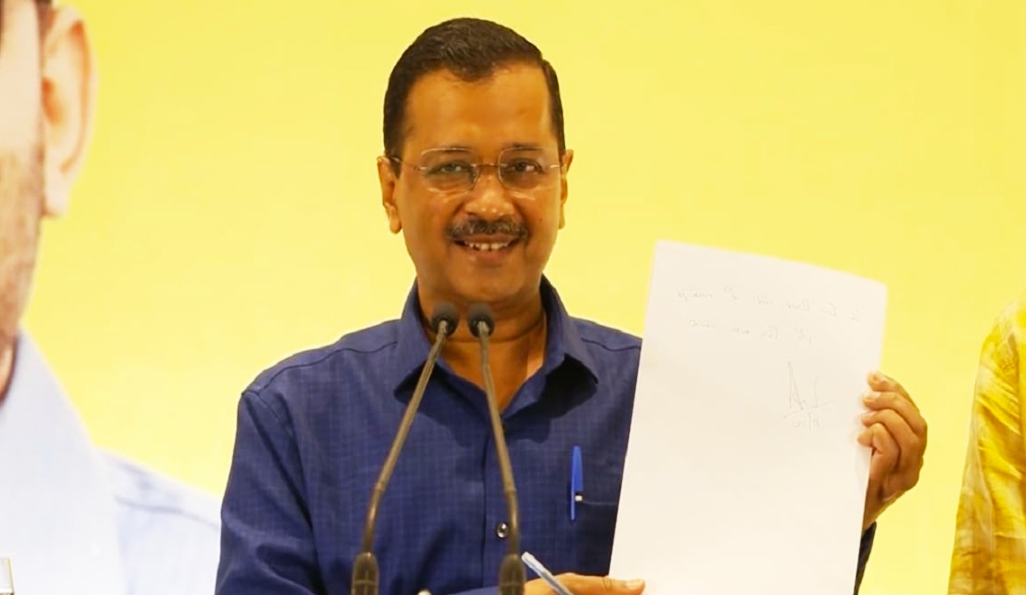 Read more about the article अरविंद केजरीवाल बोले- ‘लिख कर देता हूं इस बार गुजरात में बनेगी AAP पार्टी की सरकार’