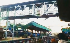 Read more about the article बड़ी खबर : महाराष्ट्र में रेलवे फुट ब्रिज का स्लैब गिरा, 60 फ़ीट की ऊंचाई से रेलवे ट्रैक पर गिरे लोग