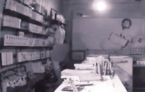 Read more about the article नग्न होकर चोरी करने पहुंचा चोर, CCTV देख पुलिस के भी उड़े होश