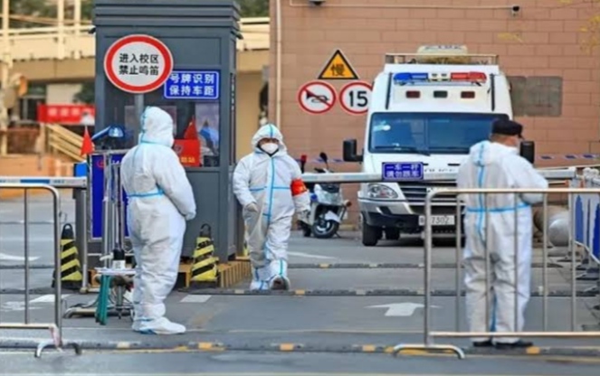 You are currently viewing चीन में कोरोना मचा रहा कहर, स्कूल हुए बंद , अस्पतालों में बेड और दवाओं की कमी, सैकड़ों लोग तोड़ रहे दम