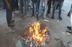 Read more about the article जालंधर में निहंग सिहंगों ने खोखो से सिगरेट-तंबाकू के पैकेट बाहर फेंक लगाई आग , पुलिस आई हरकत में